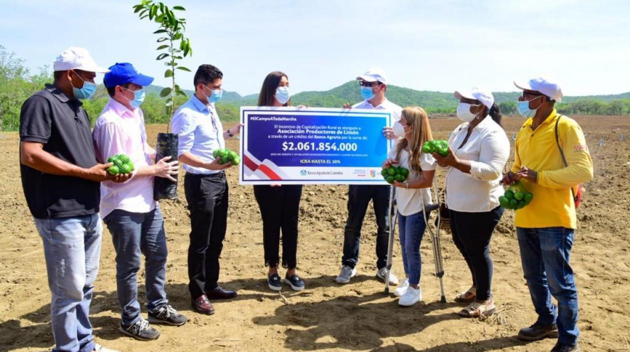 La Gobernadora del Atlántico, Elsa Noguera, entregó crédito.