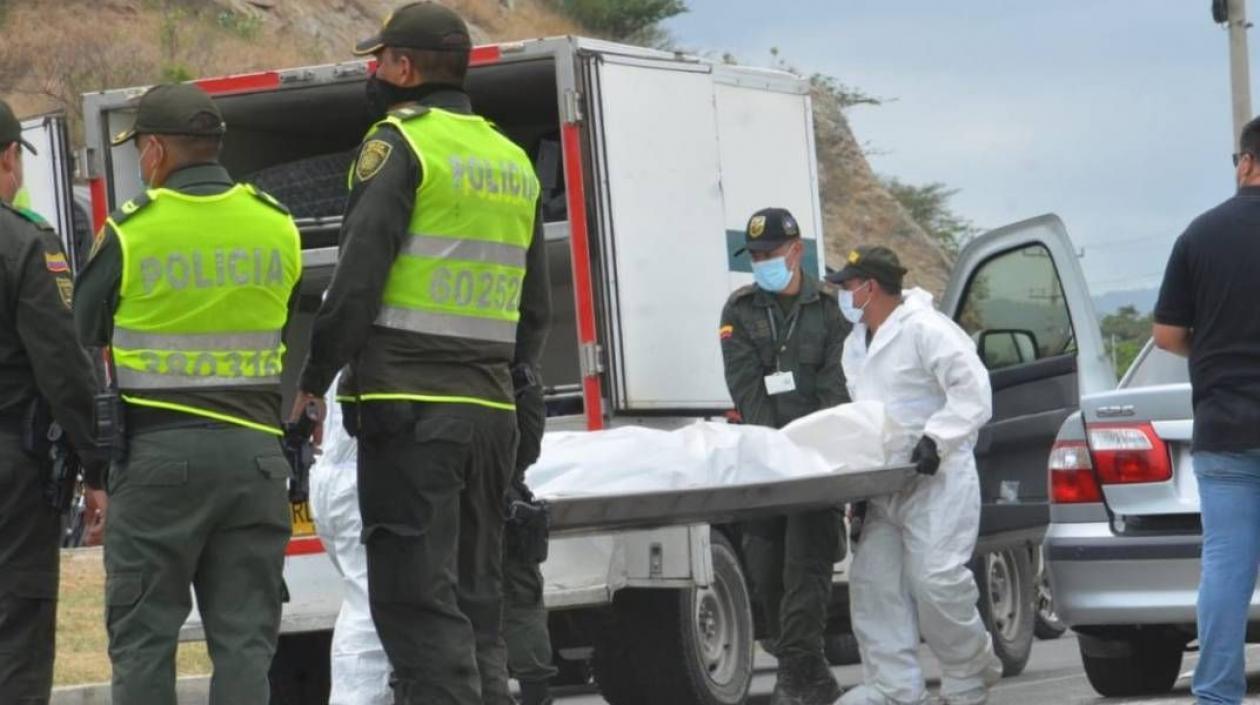 Las autoridades realizaron la inspección del cadáver en la Troncal del Caribe. 