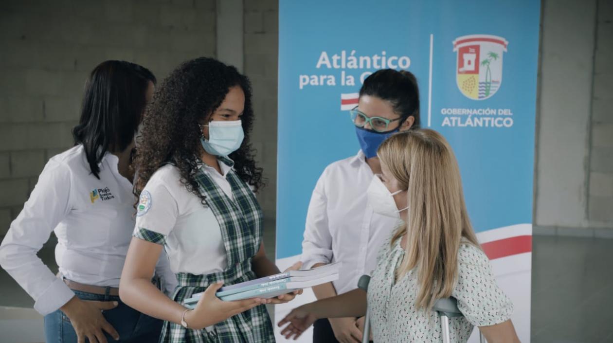 La mandataria acompañó a los jóvenes durante el inicio de la prueba diagnóstica.