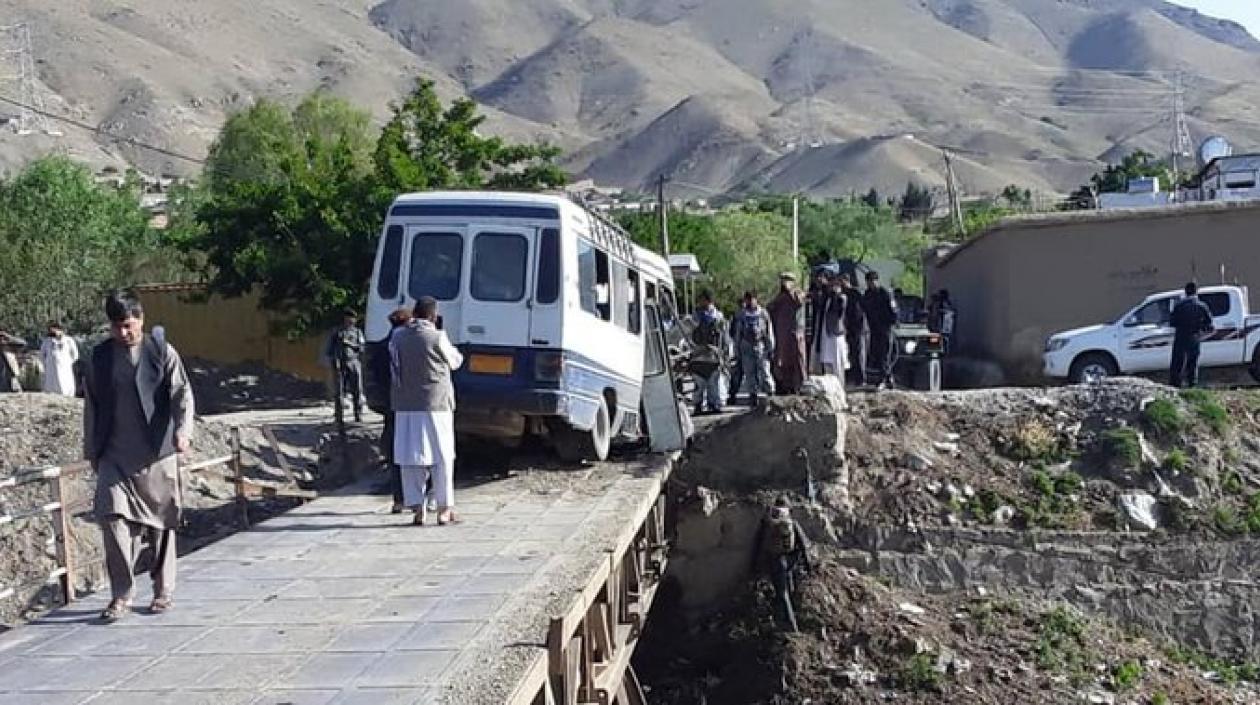 Así quedó el bus que transportaba universitarios y docentes en Afganistán.