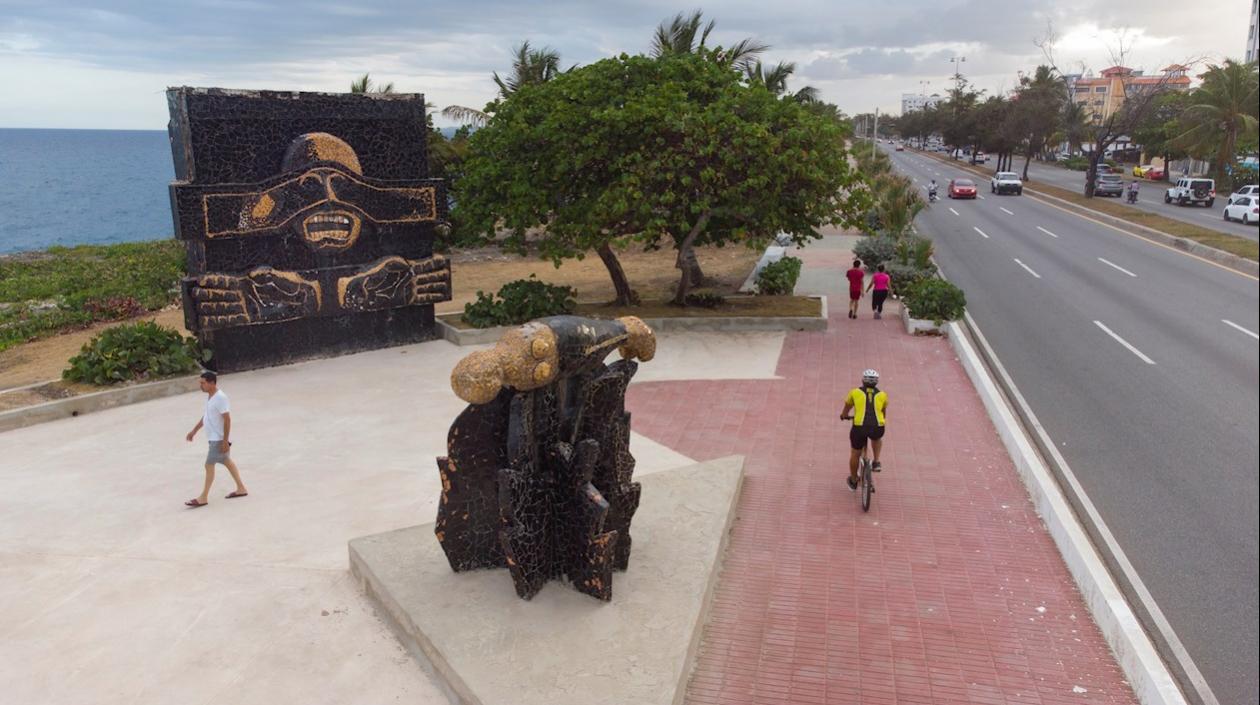 Personas pasan junto al monumento a los "Héroes del 30 de mayo".