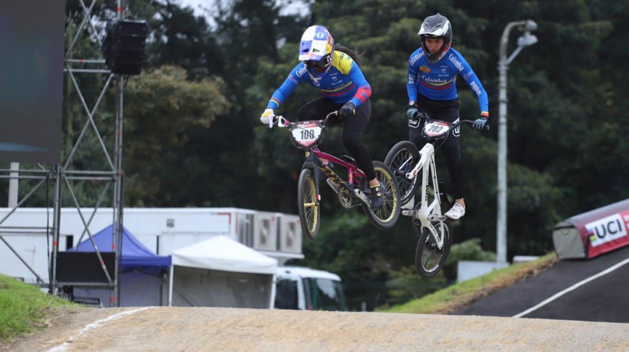 Mariana Pajón seguida de Gabriela Bolle.