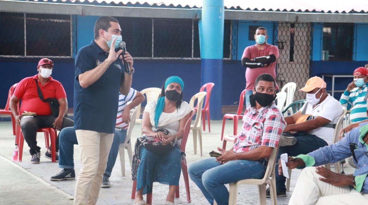 Director del Instituto de Tránsito, José Torregrosa Otero, en reunión con los gremios de motocarristas. 