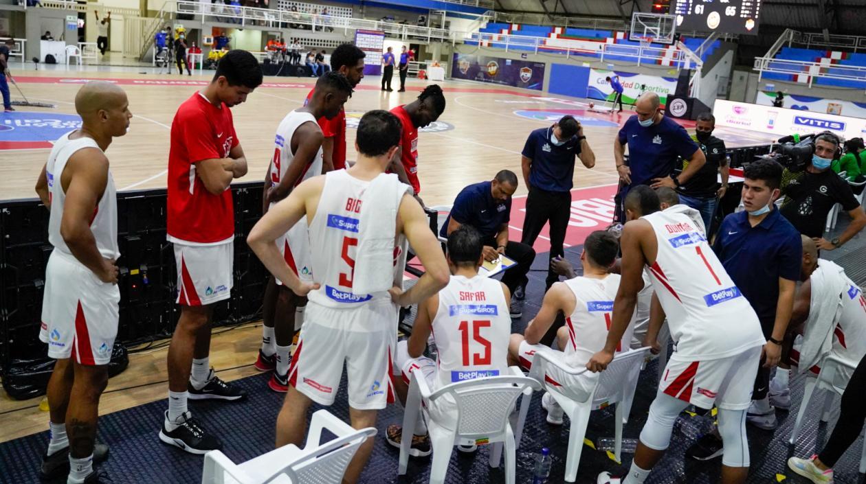 Tomás Díaz da una charla a sus jugadores. 