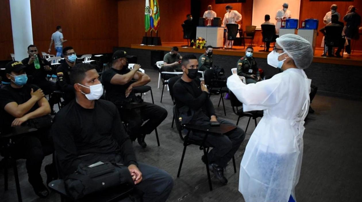 Campaña de vacunación de policías en Cartagena.