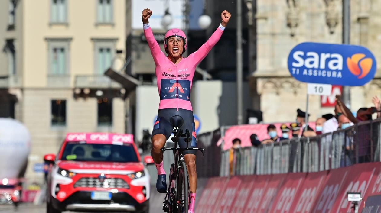 Egan Bernal, ciclista colombiano, celebra el título del Giro. 