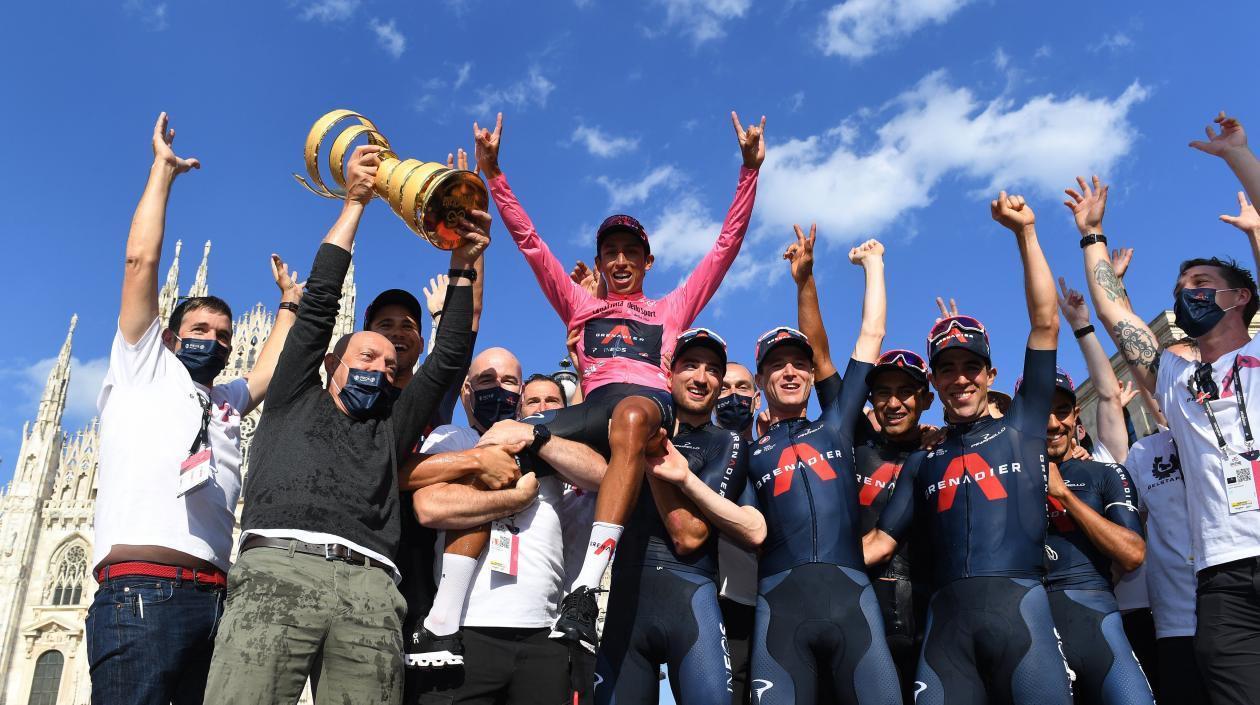 Egan Bernal celebra con sus compañeros el triunfo. 