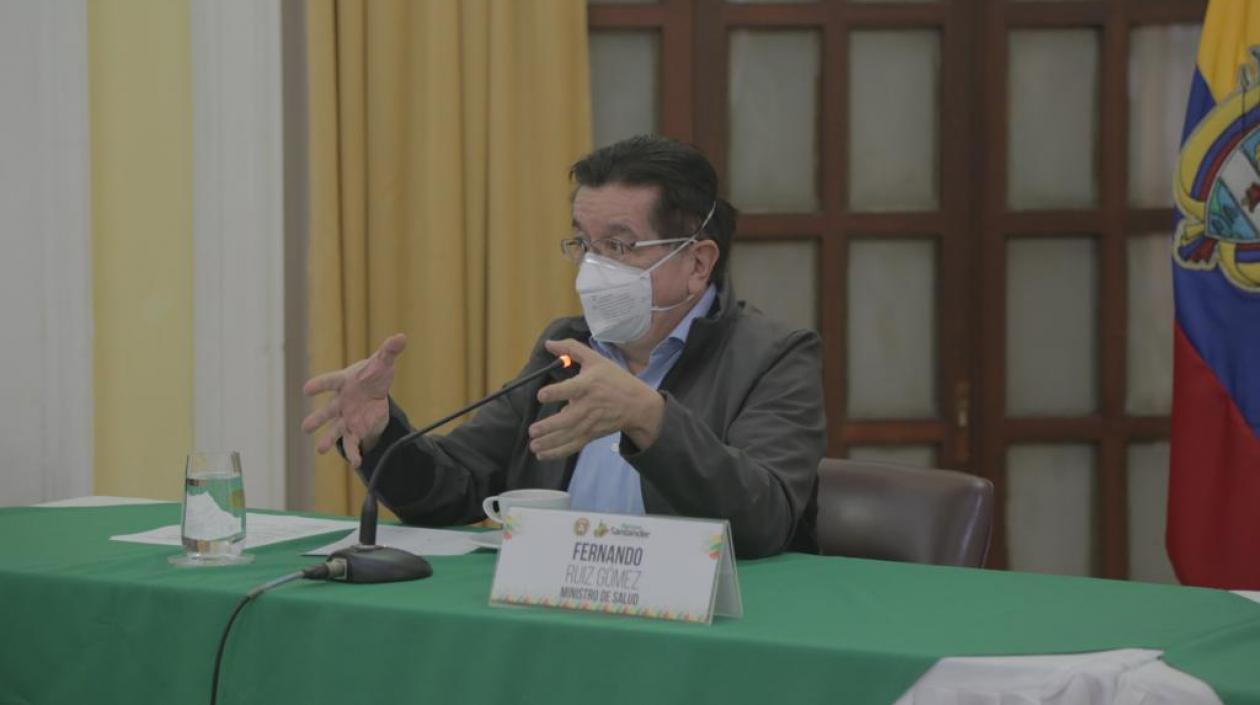 El Ministro de Salud, Fernando Ruiz Gómez.