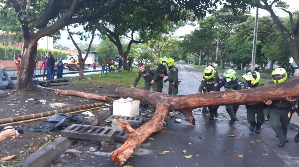Policía trabajando en despeje de vías en Cali.