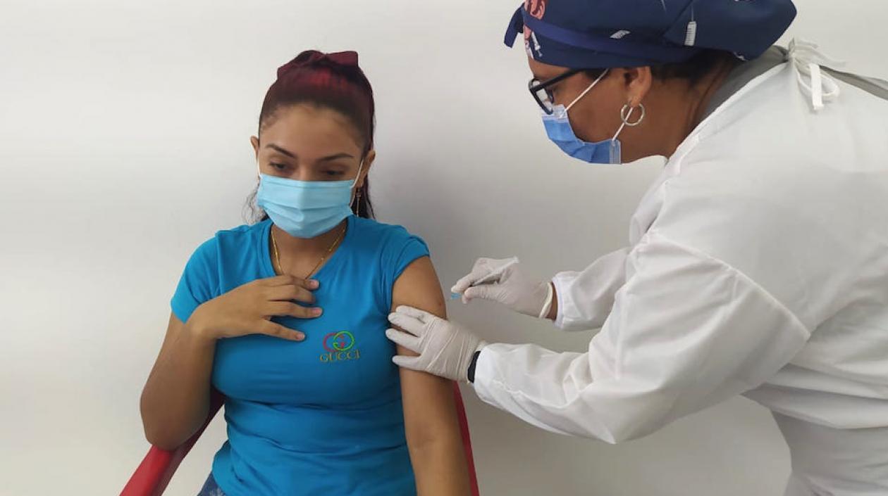 Las personas atendiendo el llamado para la vacunación.