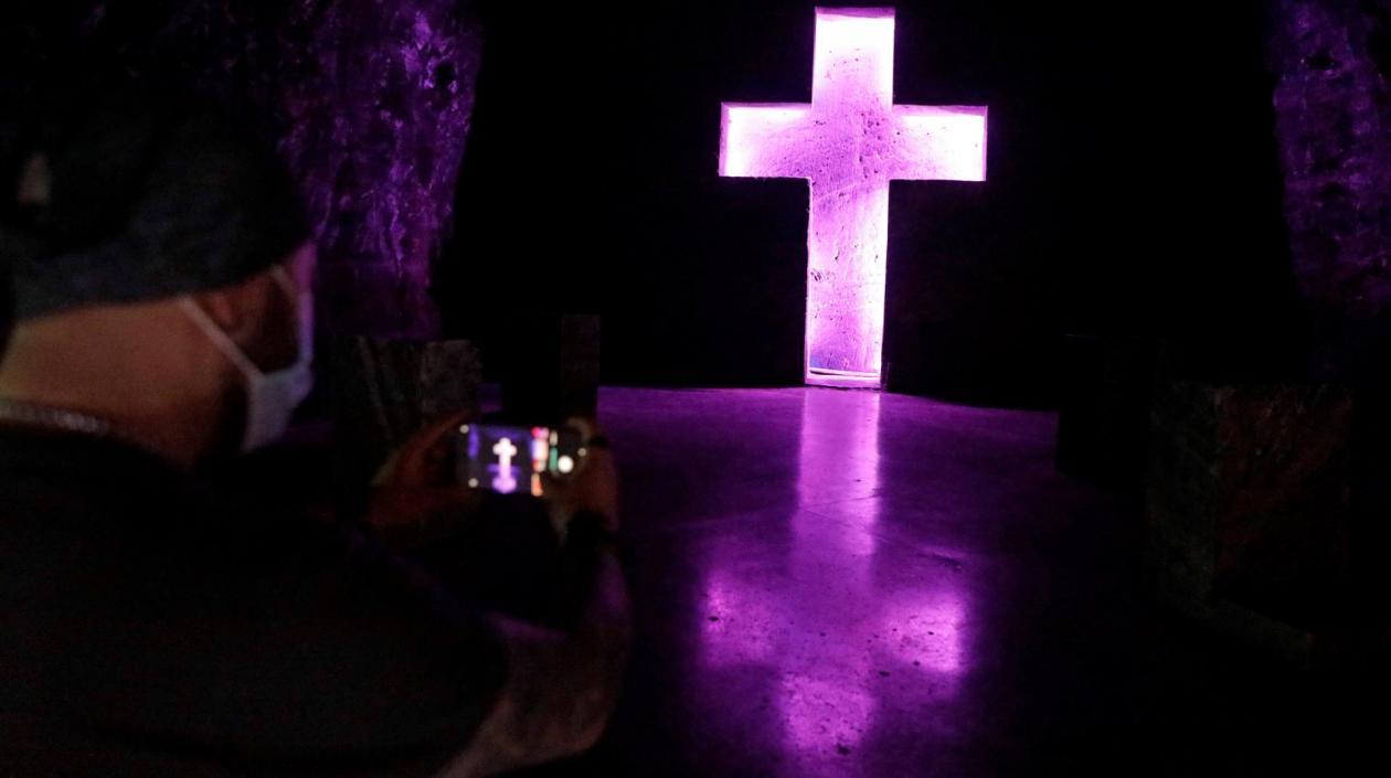 Catedral de Sal de Zipaquirá iluminada de rosa. 