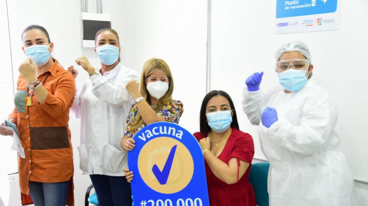 Gobernadora de Atlántico, Elsa Noguera, la alcaldesa Katherine Pasos, y personal de salud.