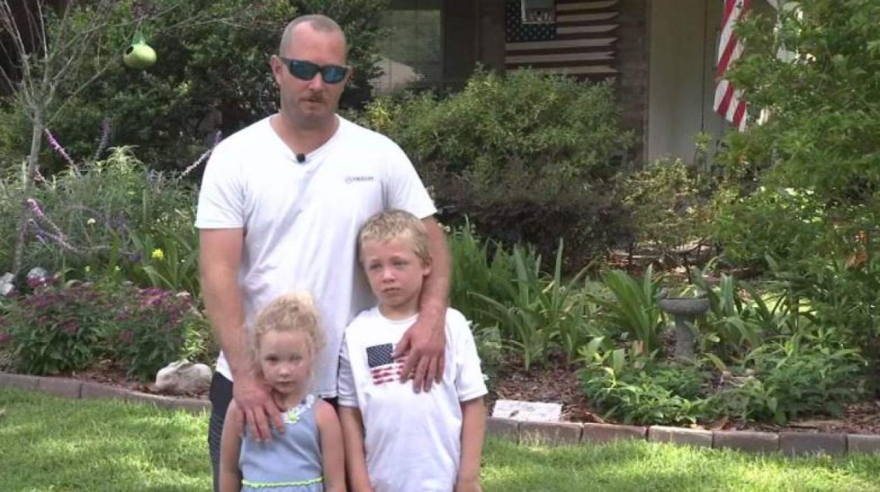 Steven Poust y sus dos hijos.