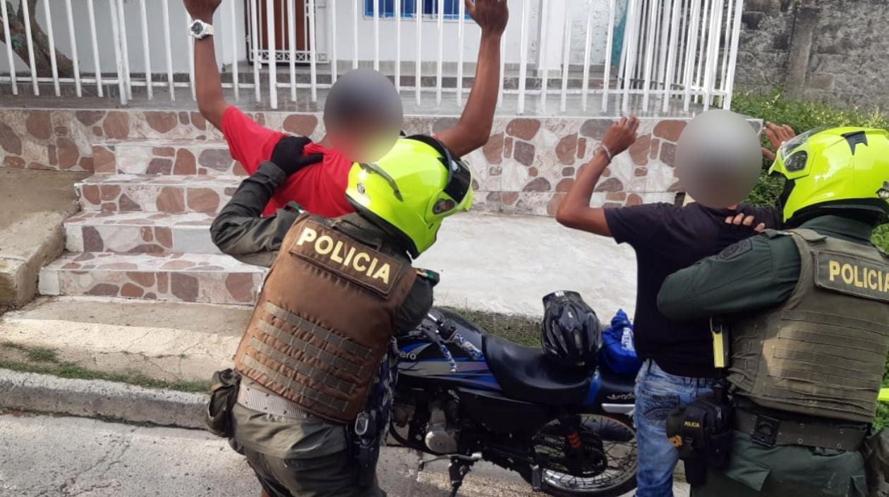 La Policía realiza controles en varios barrios de la ciudad para hallar a los responsables del ataque sicarial. 