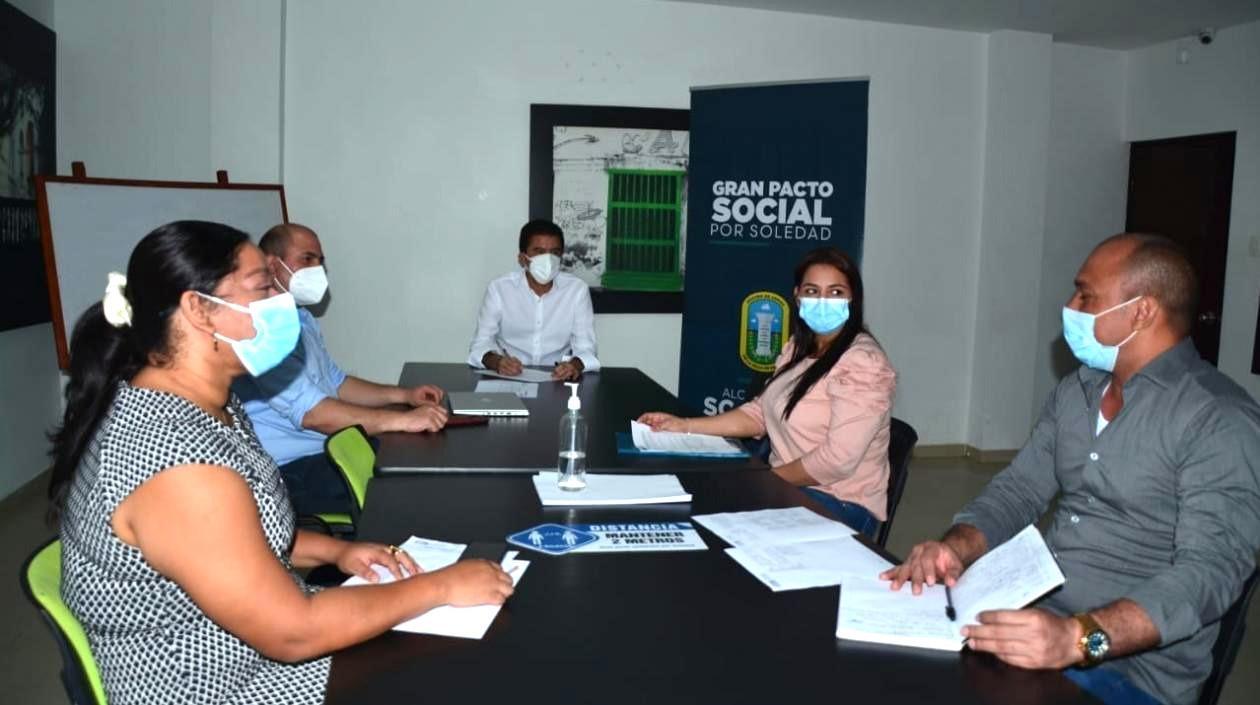 El alcalde Rodolfo Ucrós explicando los alcances de la creación del Consejo Territorial de Paz.