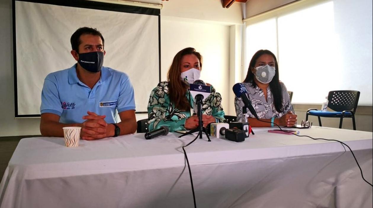 La superintendente Natasha Avendaño García (centro).