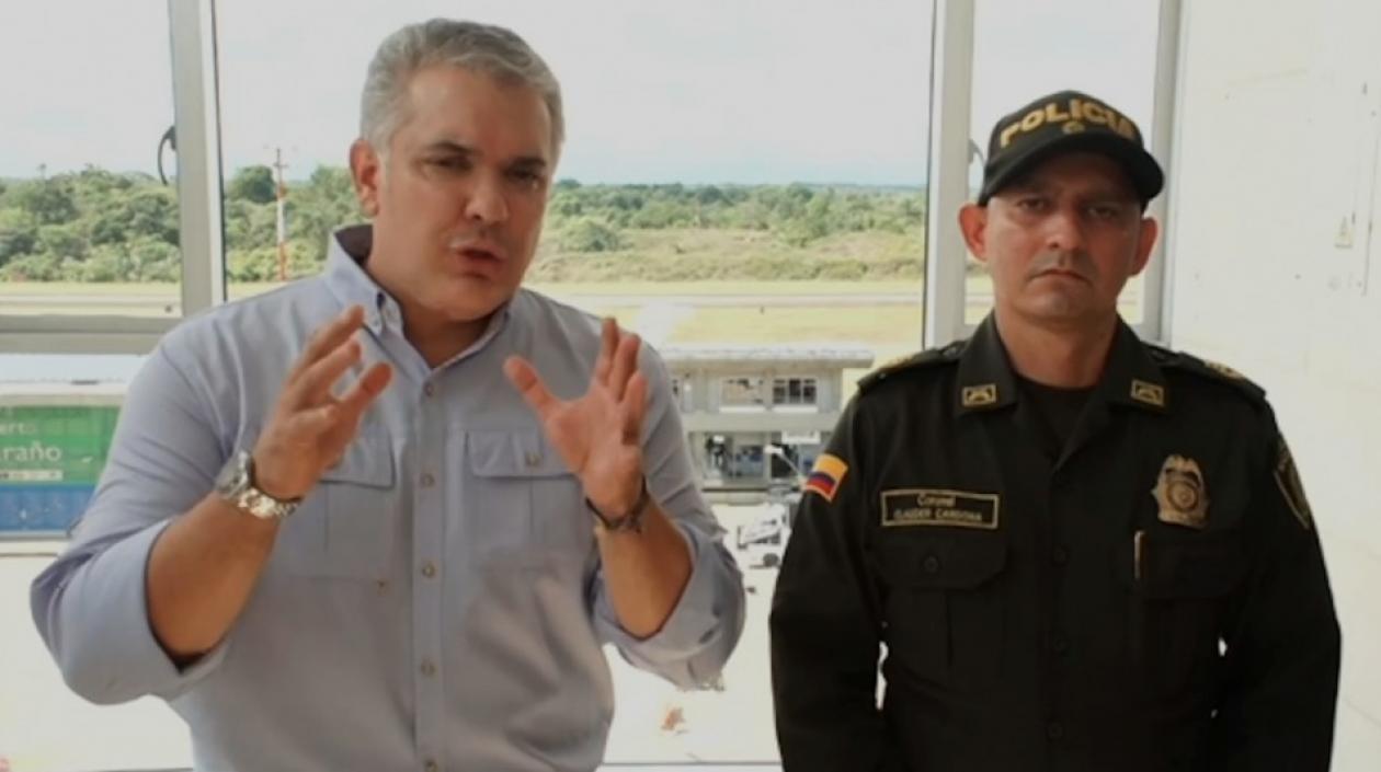 Presidente Iván Duque y el comandante de la Policía en Quibdó, coronel Clauder Cardona.