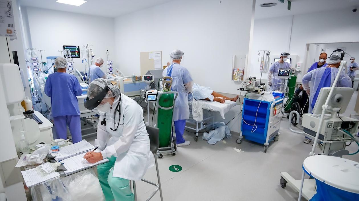 Personal médico trabaja en la Unidad de Cuidados Intensivos (UCI) del hospital de Clínicas, en Porto Alegre (Brasil). 