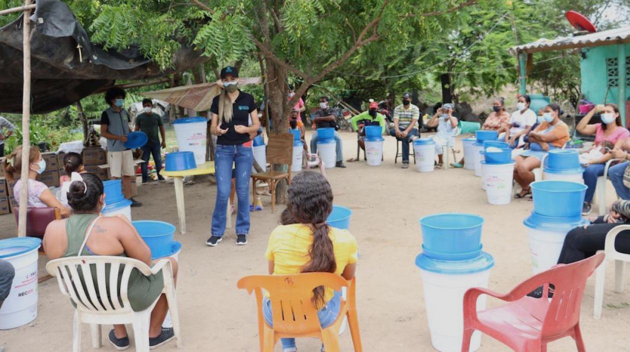 Entrega de los filtros a las comunidades.