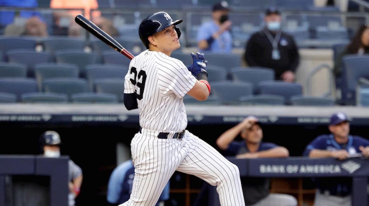 Gio Urshela conectando el jonrón.