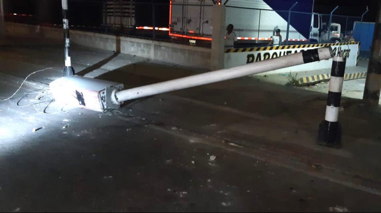 La cámara foto multa derribada por los violentos manifestantes.