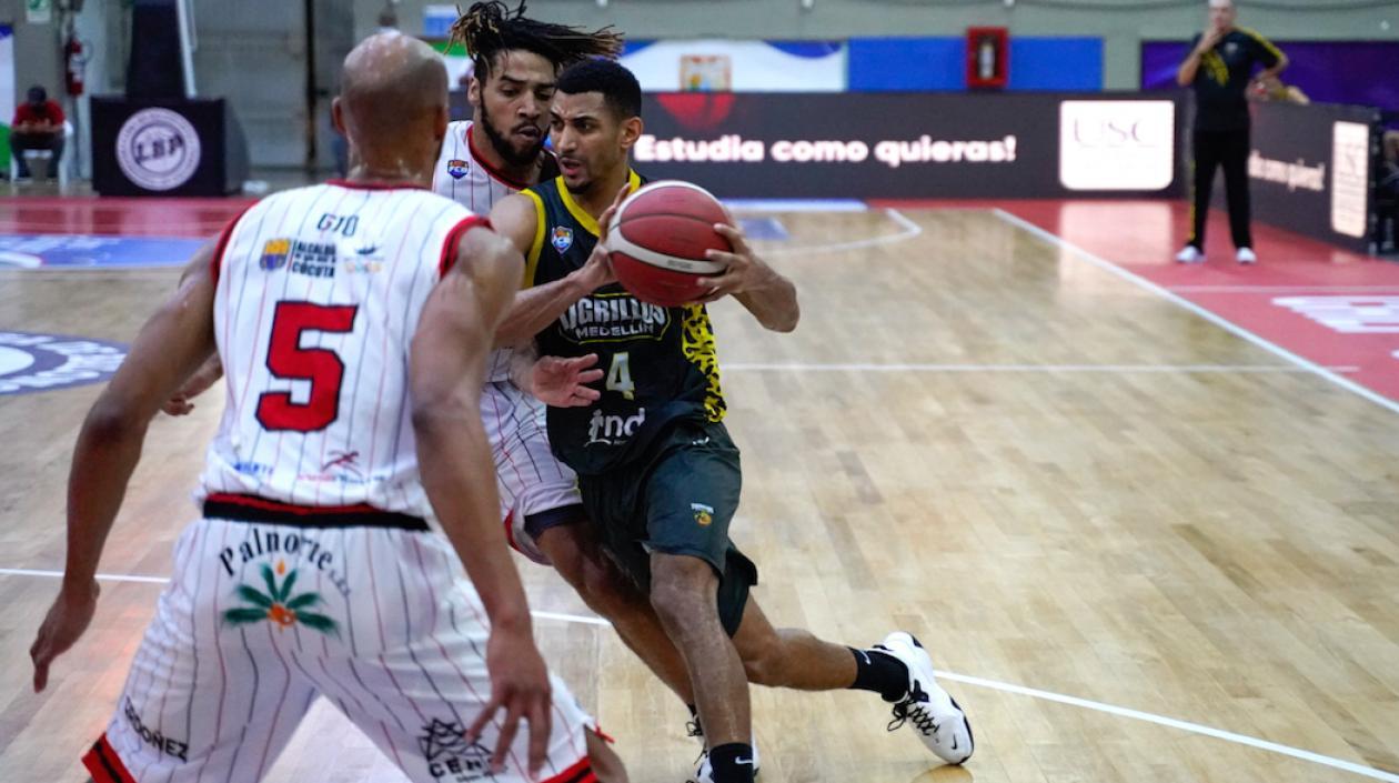 Acción del quinto juego esta noche en Cali.