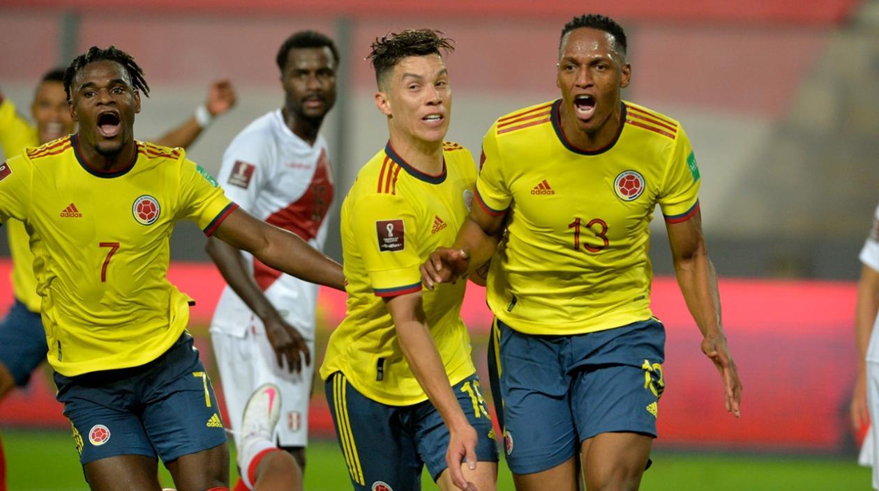Yerri Mina celebrando el gol en el estadio Nacional de Lima.