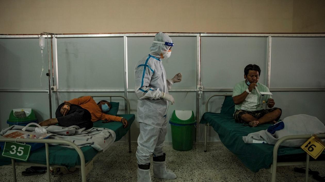 Enfemo de Covid-19 es sometido a terapia respiratoria en Kathmandu, Nepal.