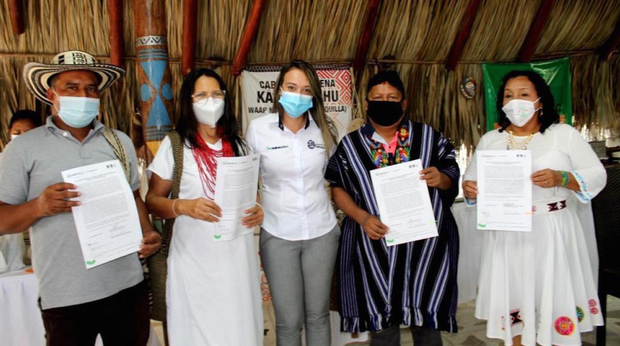 La Secretaria de Gobierno, Jeniffer Villarreal con los gobernantes indígenas.