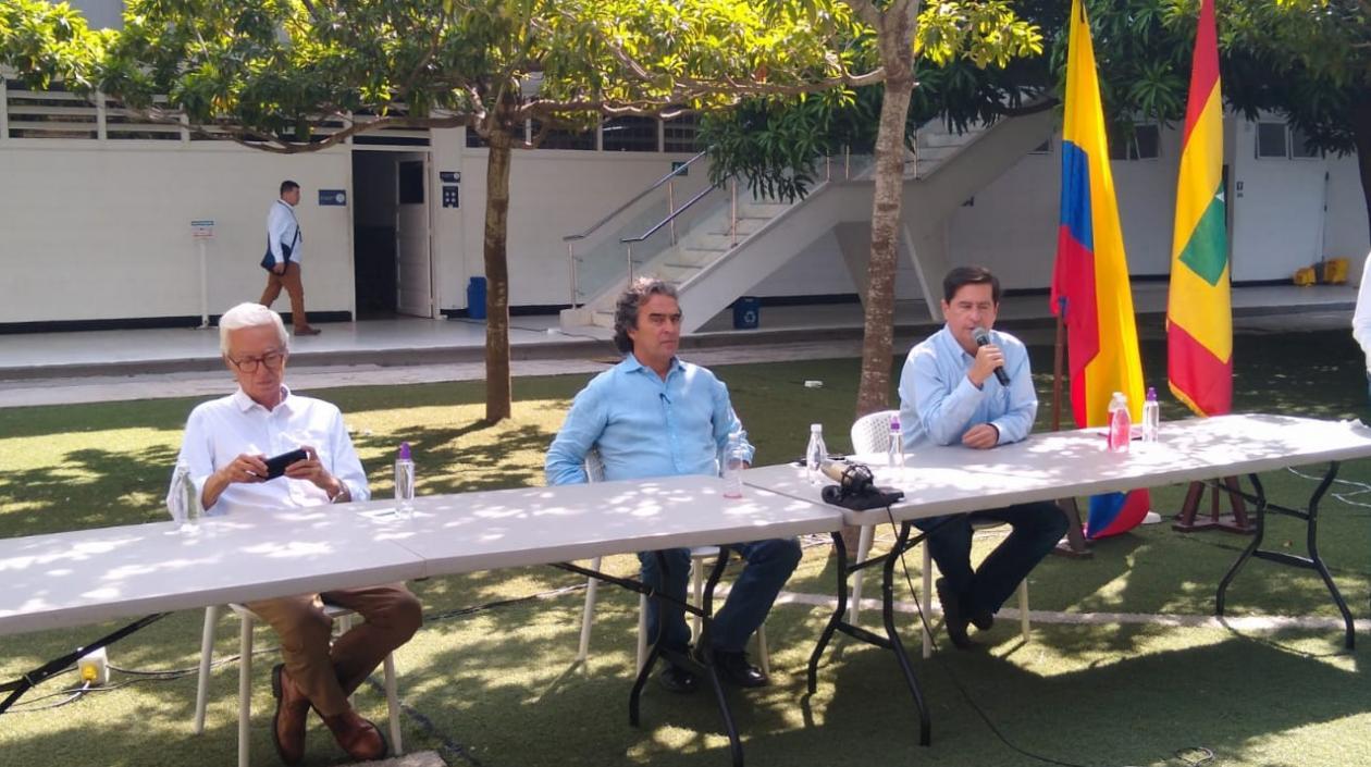 Jorge Robledo, Sergio Fajardo y Juan Fernando Cristo, en una rueda de prensa.
