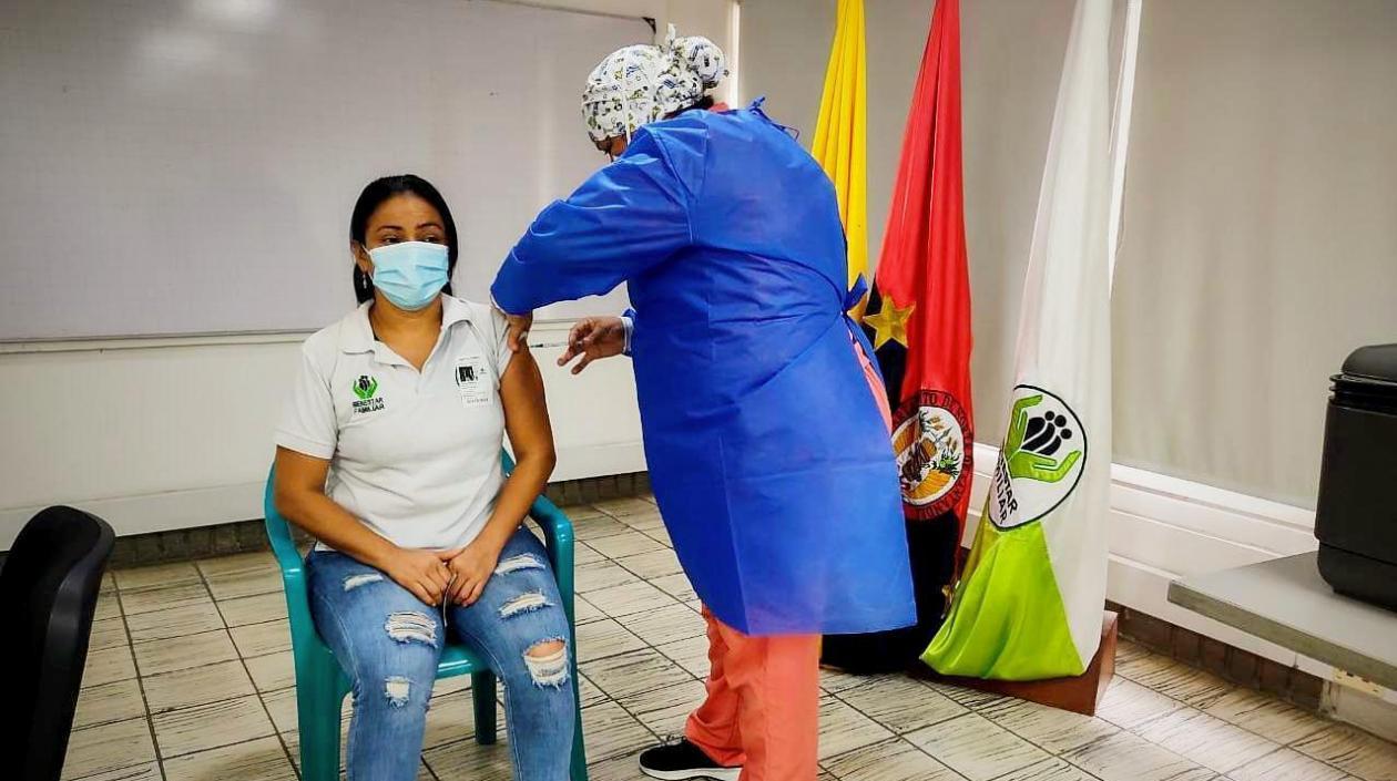 Imagen de funcionaria vacunada.