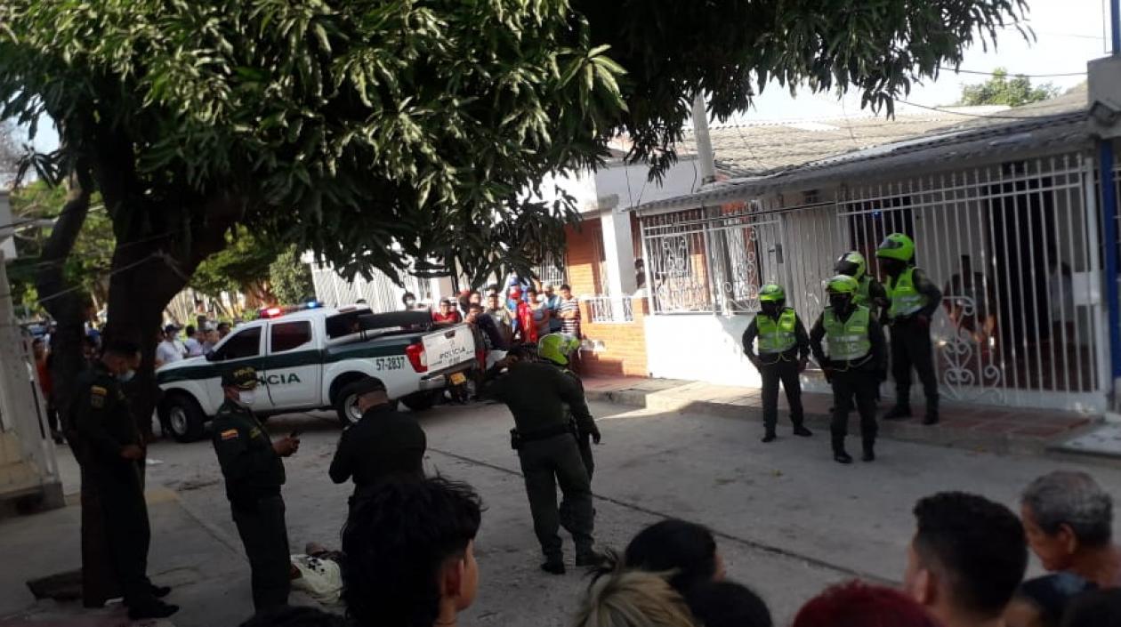 La Policía acordonó el lugar donde ocurrió el crimen. 