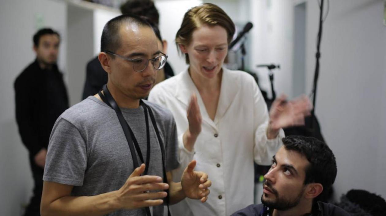 Director tailandés Apichatpong "Joe" Weerasethakul y la actriz Tilda Swinton.