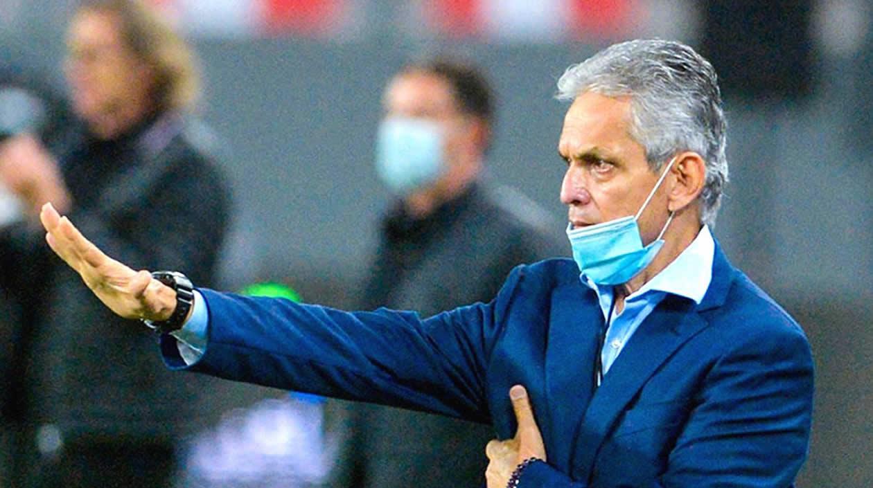 El DT colombiano Reinaldo Rueda, al fondo el estratega ds Perú Ricardo Gareca.