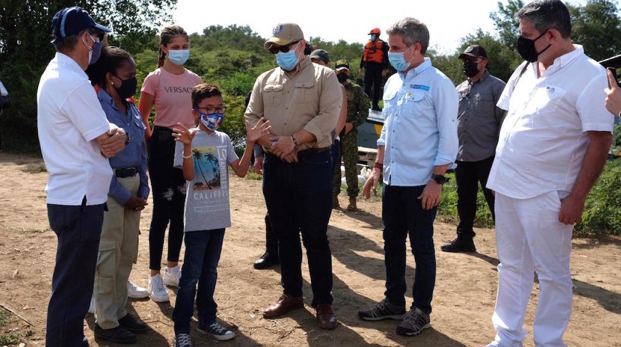 El Presidente Iván Duque y el Ministro Carlos Correa en el recorrido por la Vía Parque Isla de Salamanca.