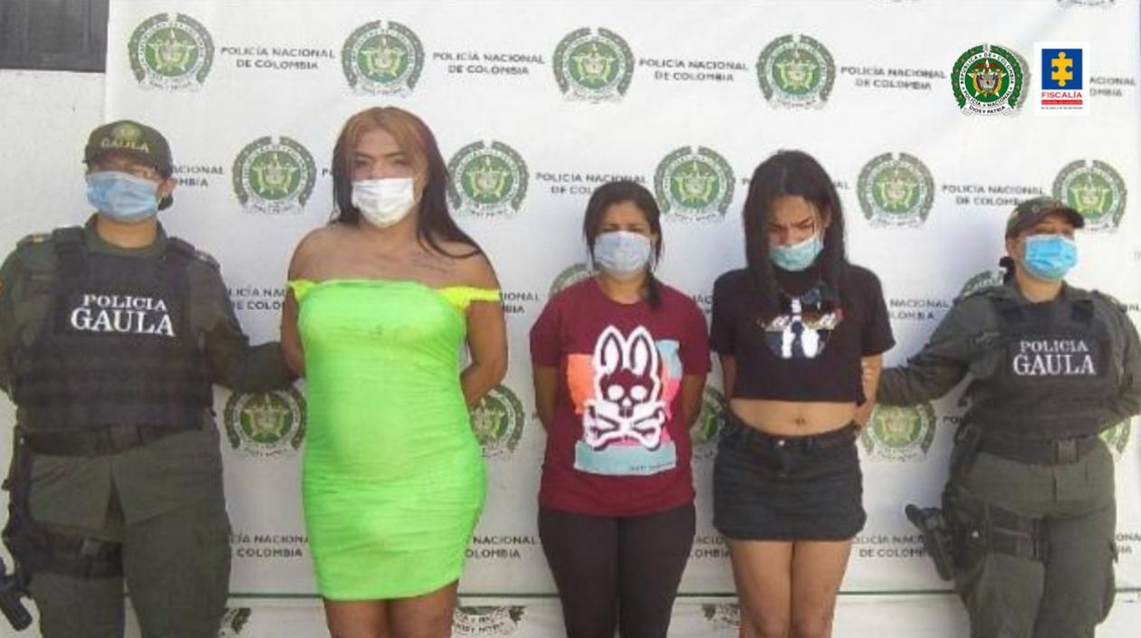 Las tres personas capturadas por el Gaula de la Policía. 