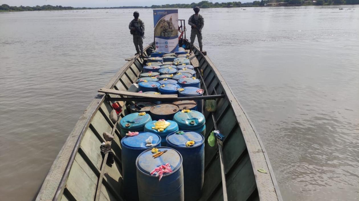 Parte del combustible incautado. 