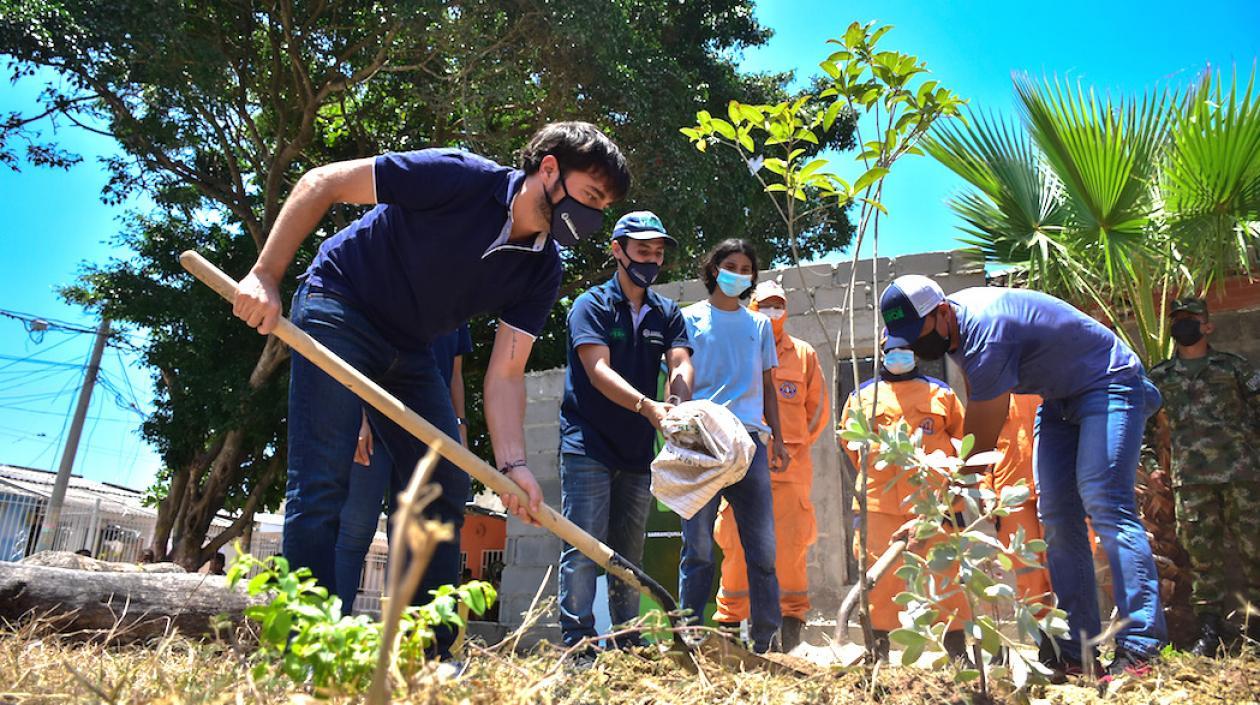El Alcalde Jaime Pumarejo y el Director de Barranqullla Verde, Henry Cáceres, iniciando el programa.