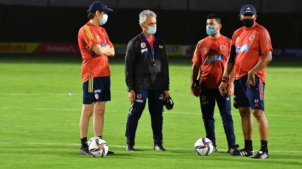 Reinaldo Rueda, DT de la selección Colombia, con su grupo de trabajo. 