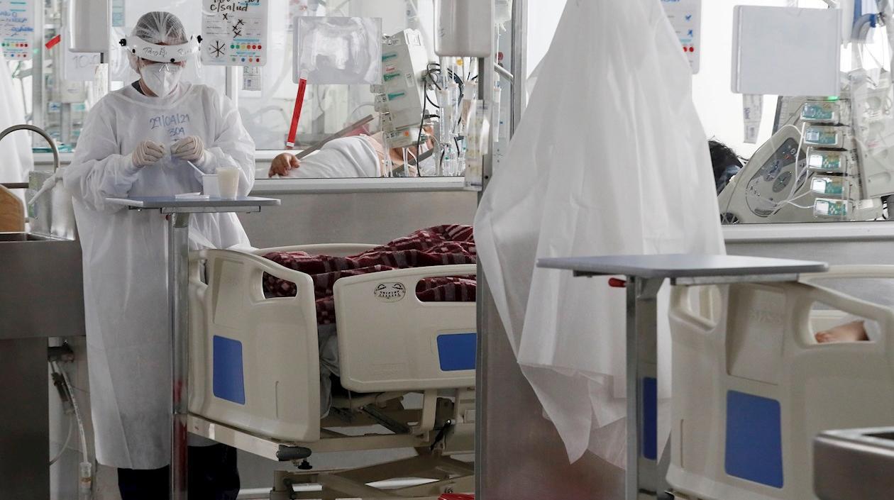 Personal médico trabaja en una unidad de cuidados intensivos para enfermos de Covid-19 en el Hospital El Tunal, en Bogotá (Colombia).
