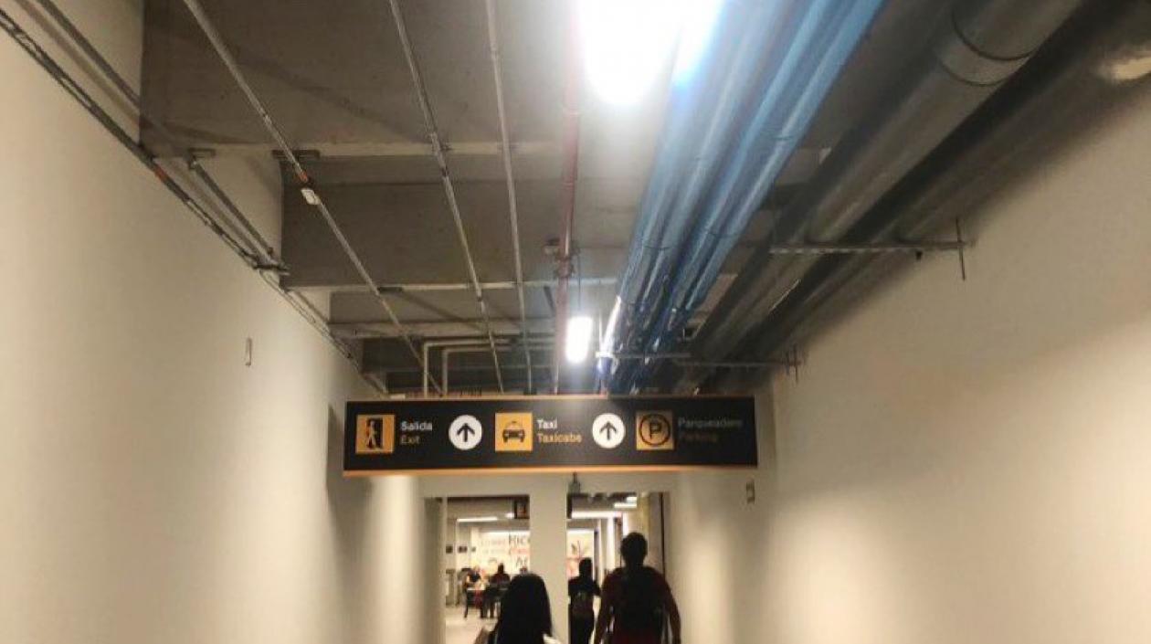 Ductería al descubierto en los pasillos del aeropuerto.