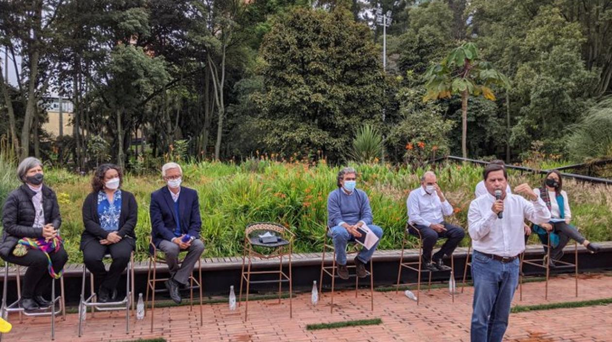 Juan Fernando Cristo, sentados entre otros Sergio Fajardo, Angélica Lozano, Jorge Robledo, Humberto de la Calle.