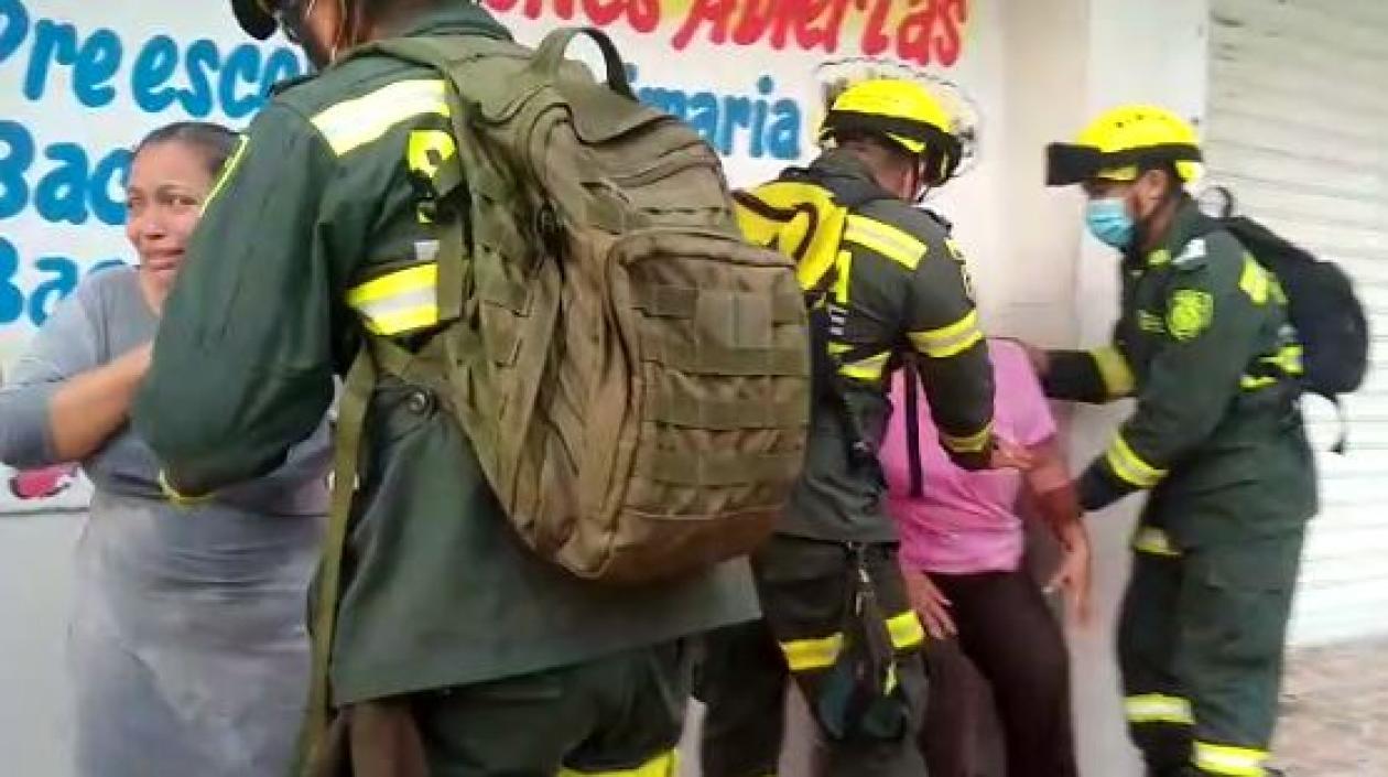 Momento de la evacuación por parte de policías a familias afectadas por los gases lacrimógenos.