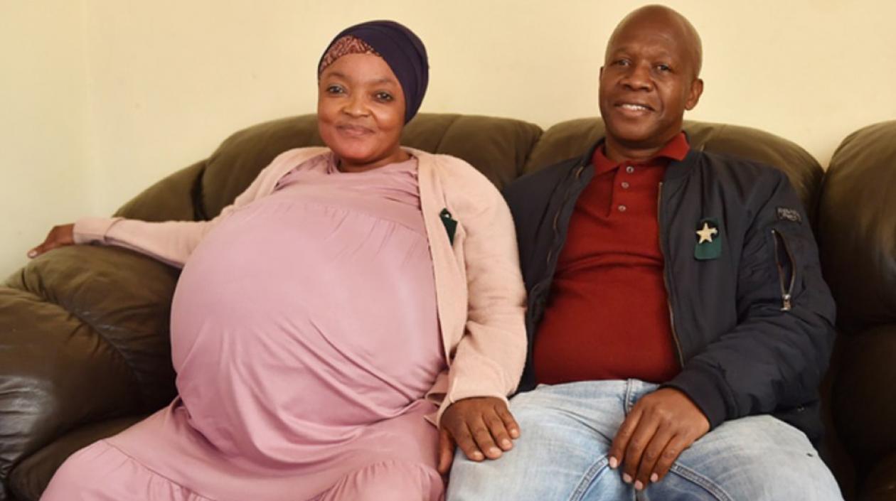 Gosiame Thamara Sithole y su esposo, Teboho Tsotetsi.