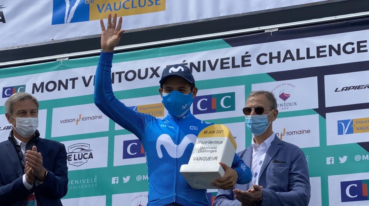 Miguel Ángel López con el trofeo de campeón del Mont Ventoux.