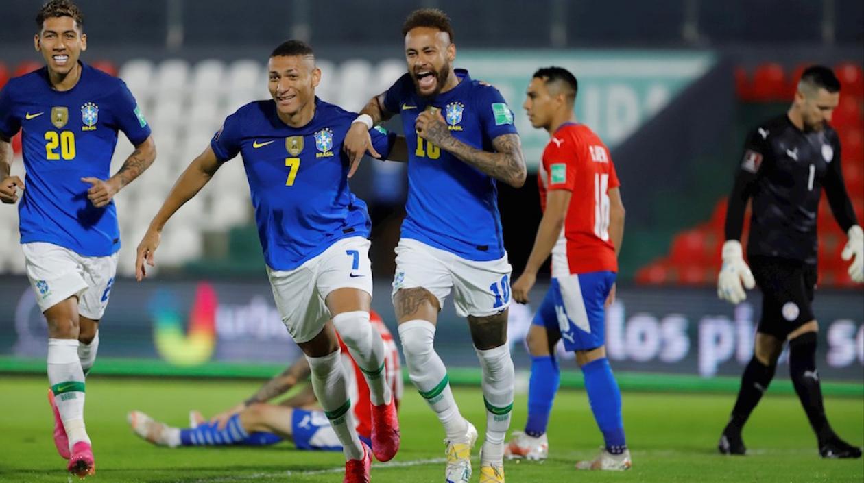 Neymar celebrando el primer gol de Brasil.