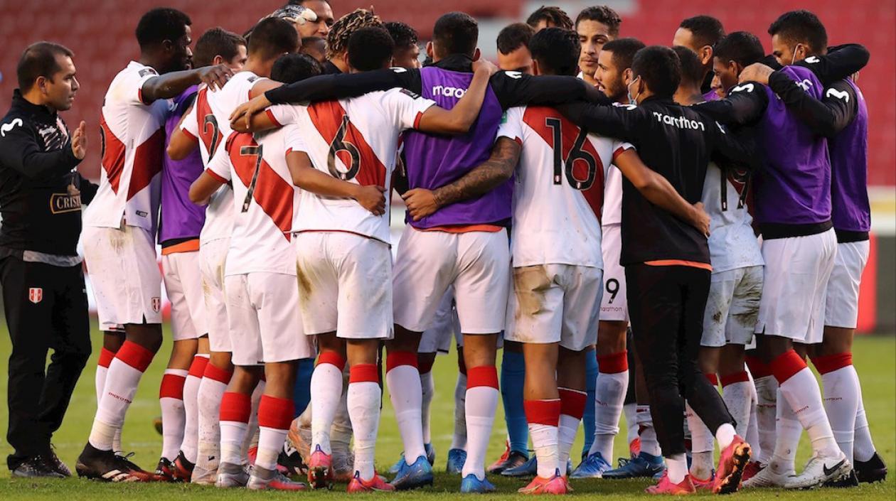 Jugadores de Perú celebrando el triunfo en Ecuador.