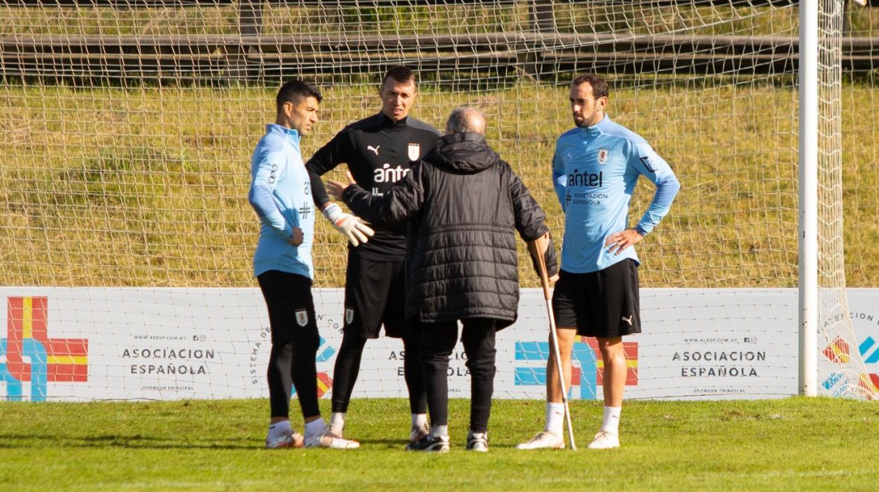 Óscar Tabárez dialoga con Luis Suárez, Fernando Muslera y Diego Godín. 