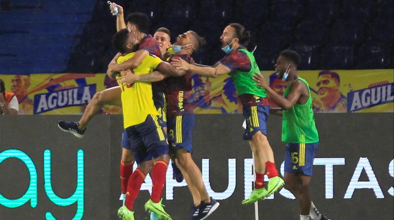 Miguel Ángel Borja celebra su gol ante Argentina, con sus compañeros de la Selección. 