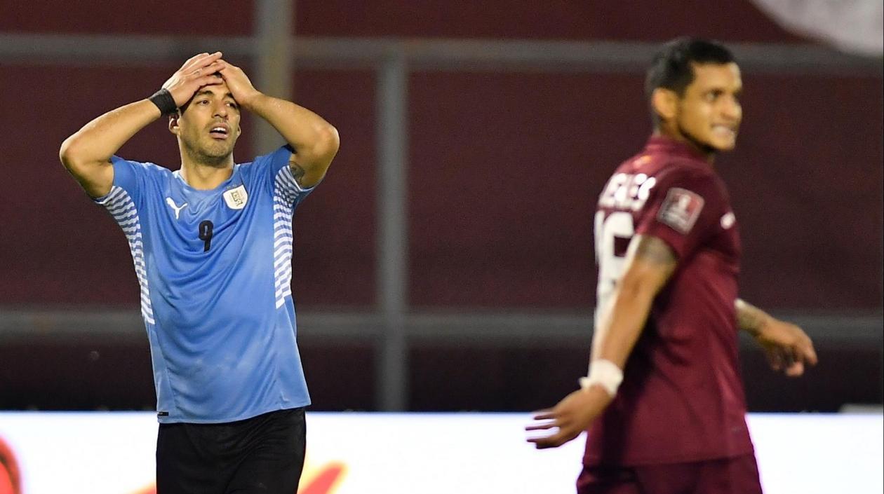 Luis Suárez se lamenta por una opción desperdiciada ante Venezuela. 